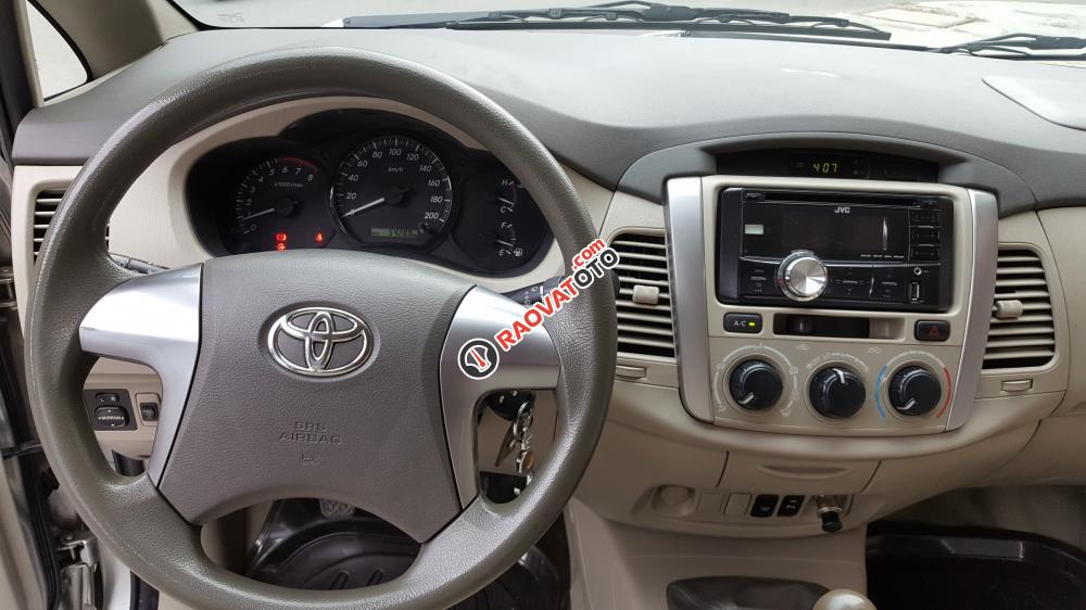 Bán Toyota Innova E số sàn, đời cuối 2014, màu bạc xe tuyệt đẹp-8