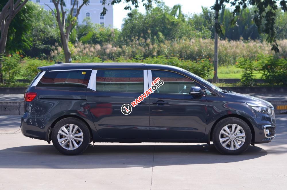 Cần bán xe Kia Sedona DATH đời 2017, màu xanh lam-1