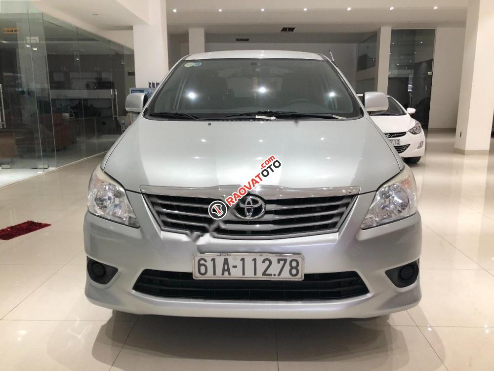 Bán Toyota Innova 2.0E 2013, màu bạc giá cạnh tranh-3