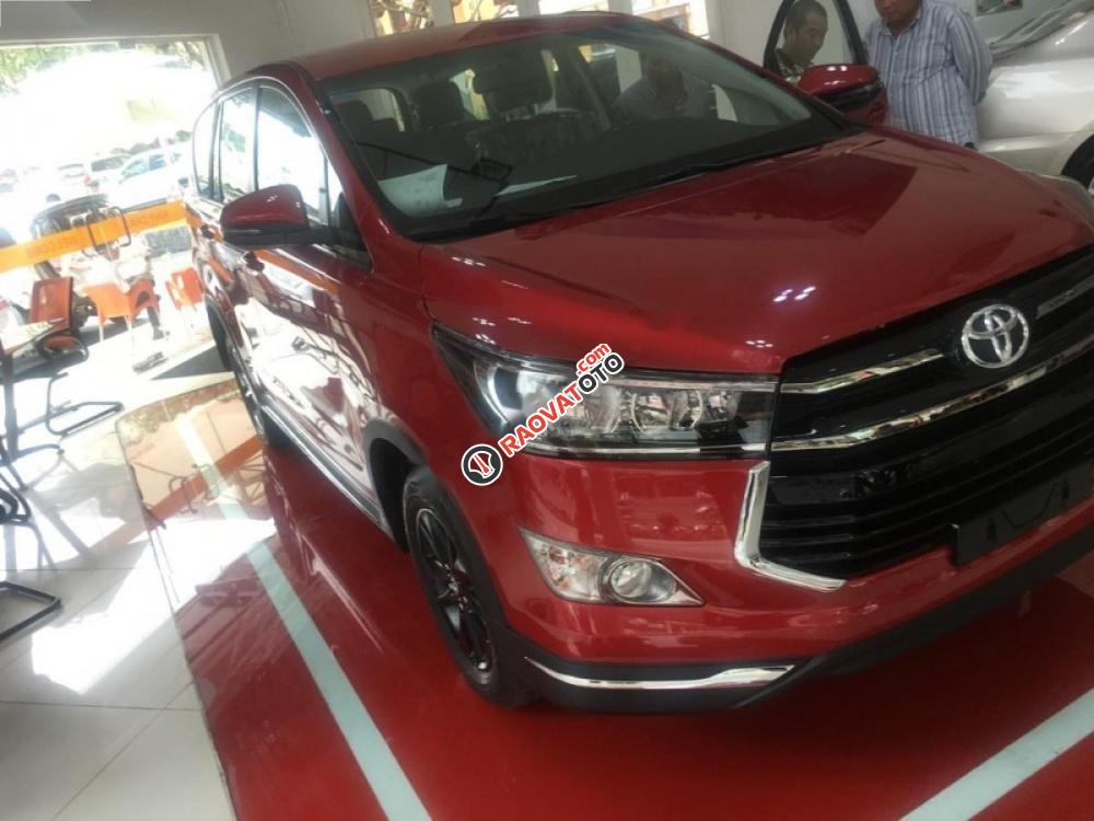 Bán xe Toyota Innova 2.0 Venturer đời 2017, màu đỏ-0