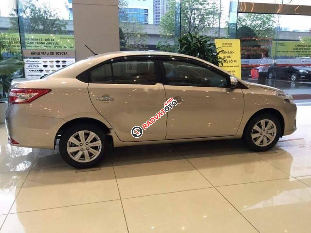 Bán xe Toyota Vios E đời 2017, màu bạc-0