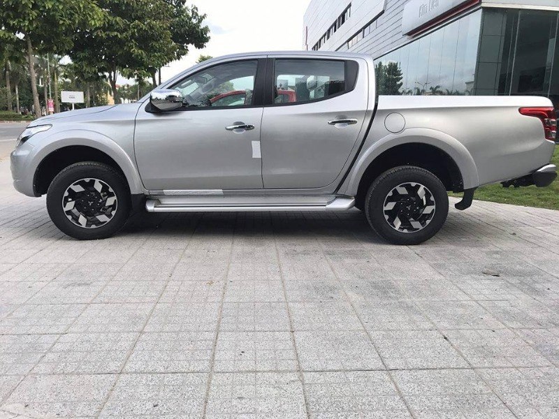 Bán ô tô Mitsubishi Triton 4x2 AT đời 2017, màu bạc, nhập khẩu, giá 588tr-3