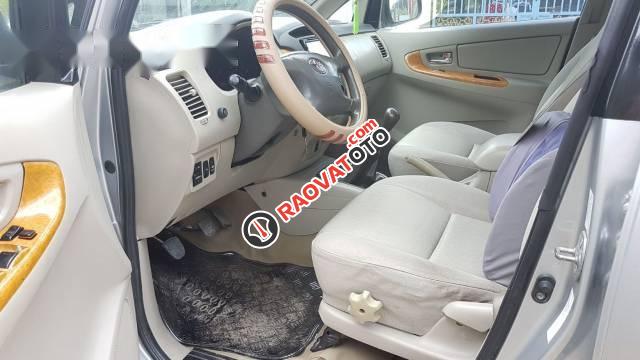 Bán Toyota Innova G đời 2010, màu bạc còn mới-3