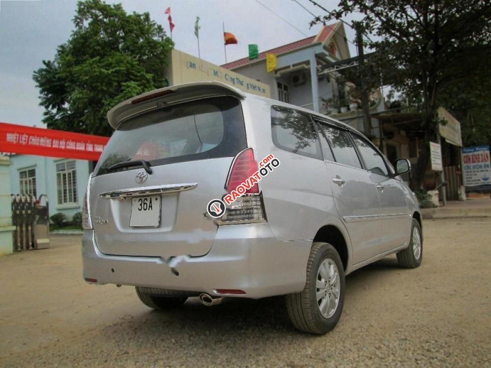 Cần bán Toyota Innova 2.0G đời 2010, màu bạc như mới-3