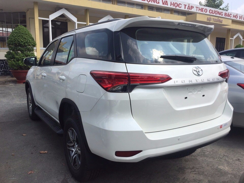 Cần bán xe Toyota Fortuner đời 2017, màu bạc, nhập khẩu nguyên chiếc, giá tốt-6