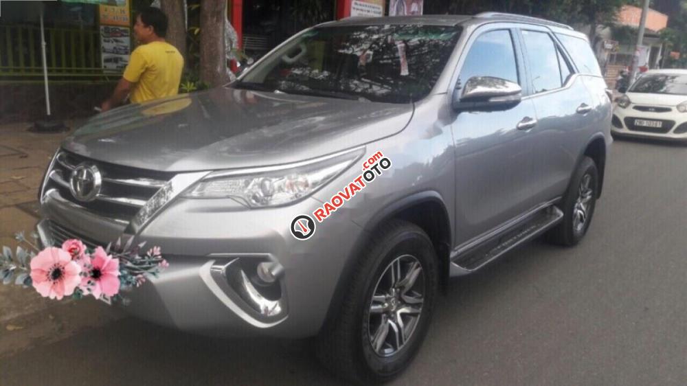 Cần bán Toyota Fortuner 2.4MT đời 2017, màu bạc, nhập khẩu số sàn-1