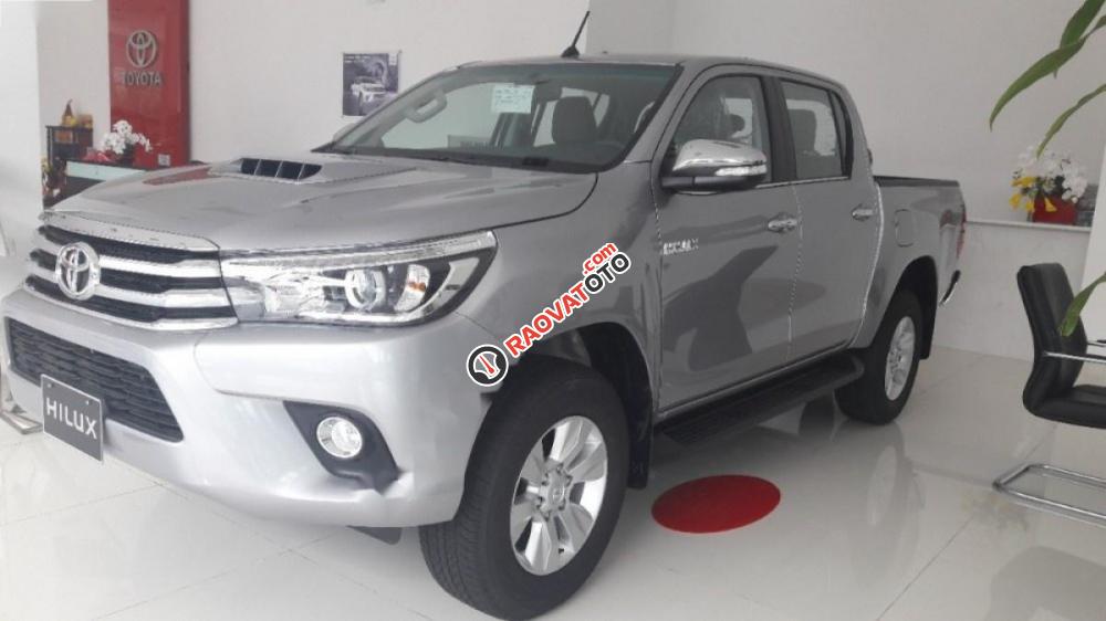 Cần bán xe Toyota Hilux đời 2017, màu bạc-0