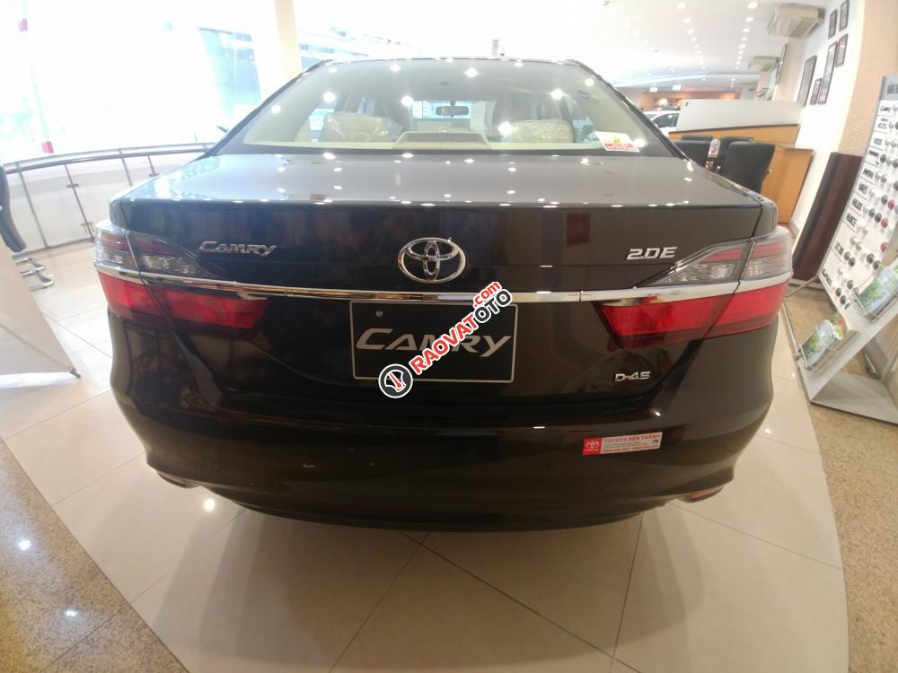 Camry 2.0E 2017 đen mới 100%, trả trước 200tr giao xe ngay-0