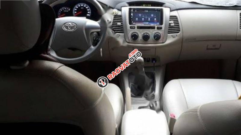 Cần bán Toyota Innova đời 2015, màu bạc, giá tốt-3