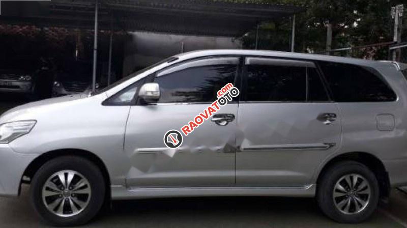 Cần bán Toyota Innova đời 2015, màu bạc, giá tốt-0