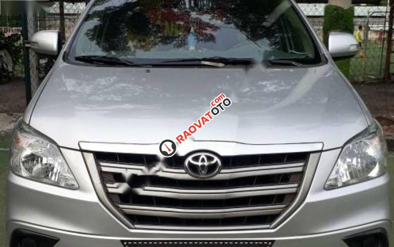 Cần bán Toyota Innova đời 2015, màu bạc, giá tốt-2