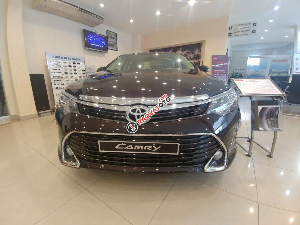 Camry 2.0E 2017 đen mới 100%, trả trước 200tr giao xe ngay-2