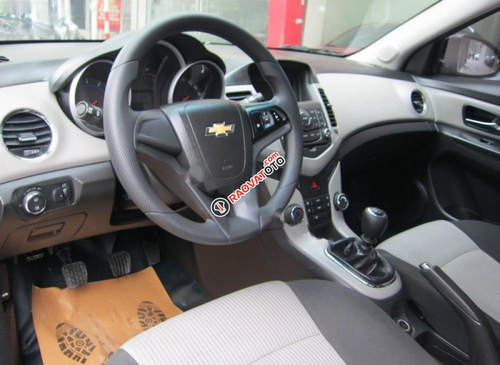 Cần bán Chevrolet Cruze LT 1.6 2016, màu đen số sàn, 445 triệu-9