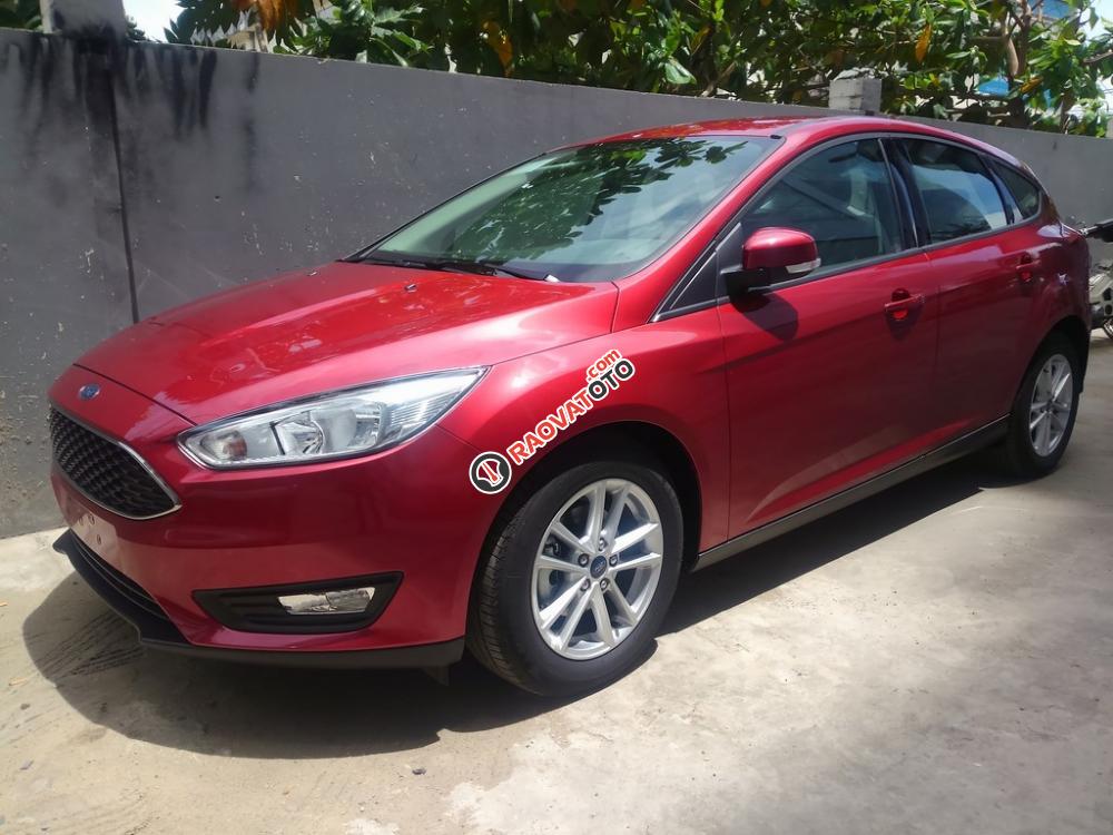 Lăn bánh trọn gói Focus 1.5 Ecoboost, tặng Full ghế da, DVD, bảo hiểm, dán phim 3M-1