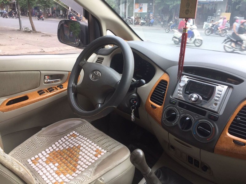 Cần bán xe Toyota Innova đời 2009, màu bạc, nhập khẩu-3