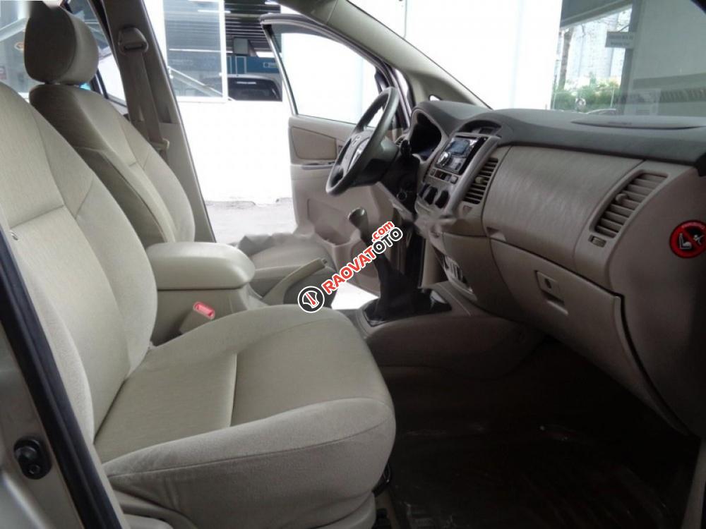 Bán ô tô Toyota Innova 2.0E đời 2014, màu nâu số sàn-2