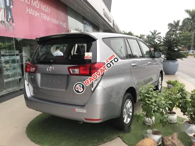 Bán Toyota Innova đời 2017, màu bạc-2