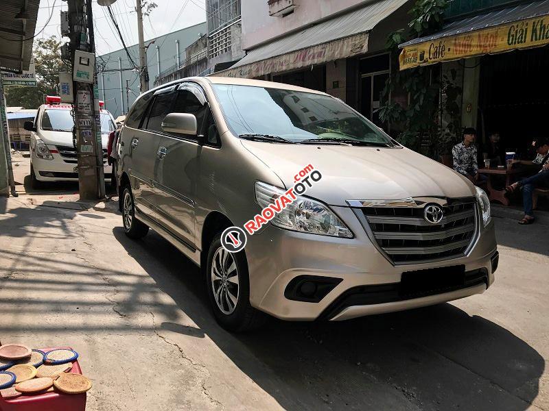 Cần bán xe Innova E 2015 màu vàng cát, số sàn, xe nhà đi-0