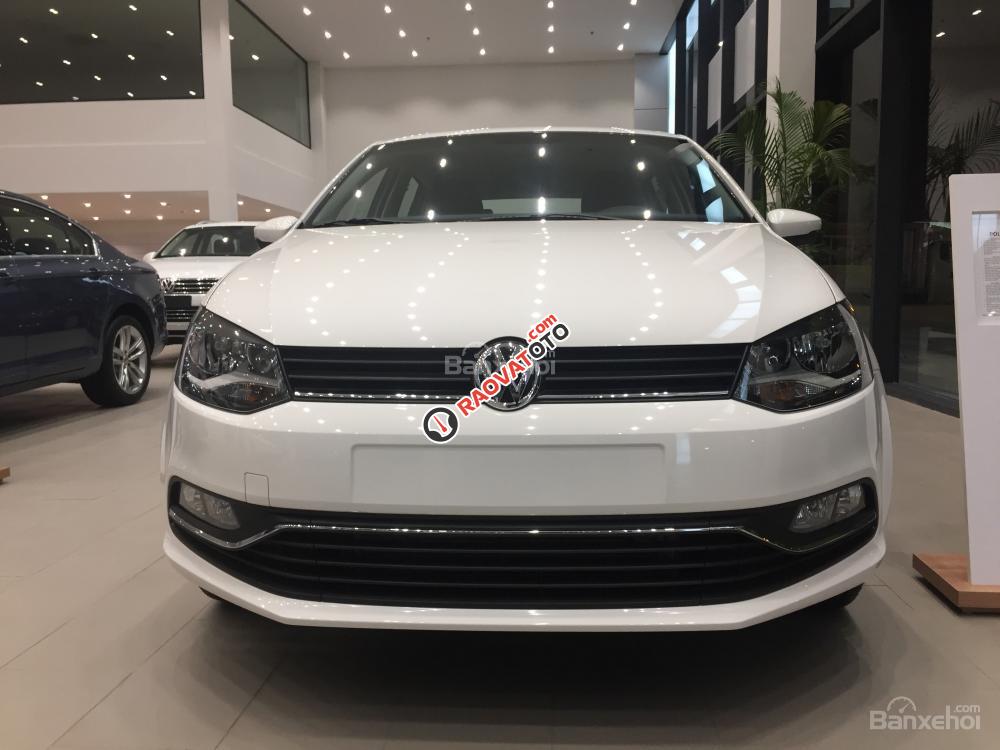 Bán xe Volkswagen Polo Hatchback 2017, màu trắng, nhập khẩu, quà tặng hấp dẫn. Lh: 097.8877.754-4