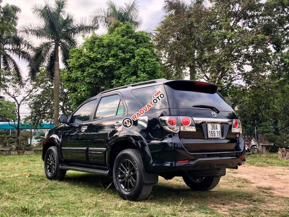 Bán Toyota Fortuner 4x4 V đời 2015, màu đen-3