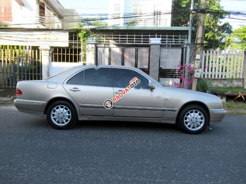 Bán ô tô Mercedes E240 sản xuất 2000, giá tốt-0