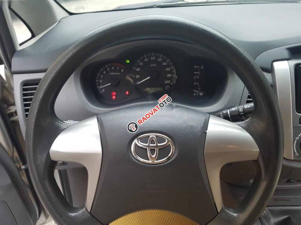 Cần bán lại xe Toyota Innova 2.0 E đời 2013, màu bạc, 555 triệu-7