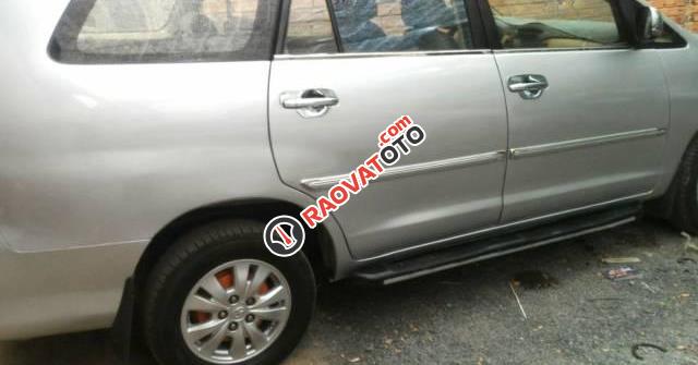 Cần bán xe Toyota Innova đời 2010, màu bạc-4