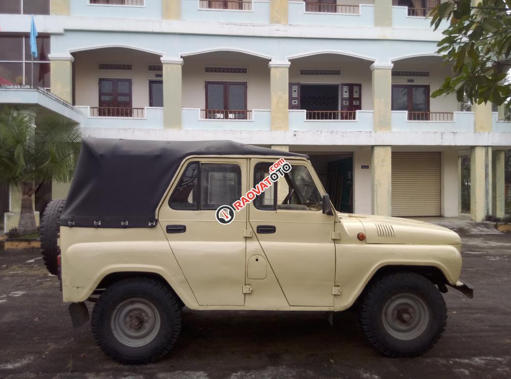 Cần bán gấp UAZ UAZ sản xuất 1995, màu vàng, nhập khẩu nguyên chiếc chính chủ-0