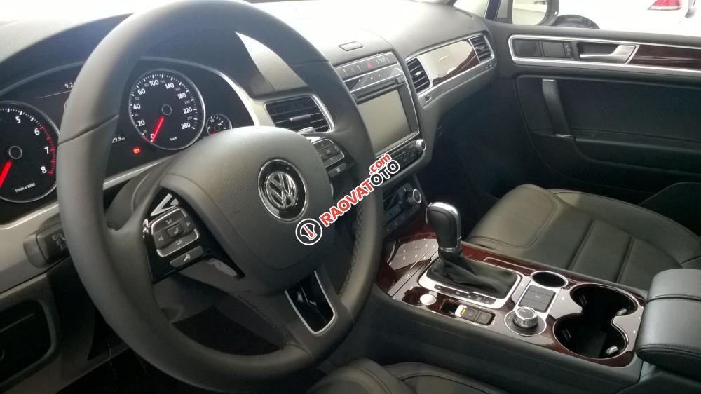 VW Sài Gòn bán xe Touareg 3.6 AT, màu vàng cát - Tặng BHVC+3M - LH Hương: 0902.608.293-4