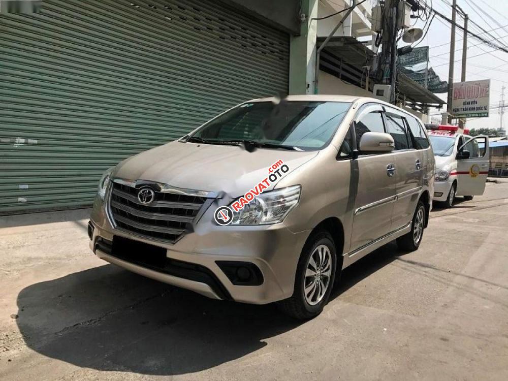 Cần bán Toyota Innova sản xuất 2015, màu vàng-2