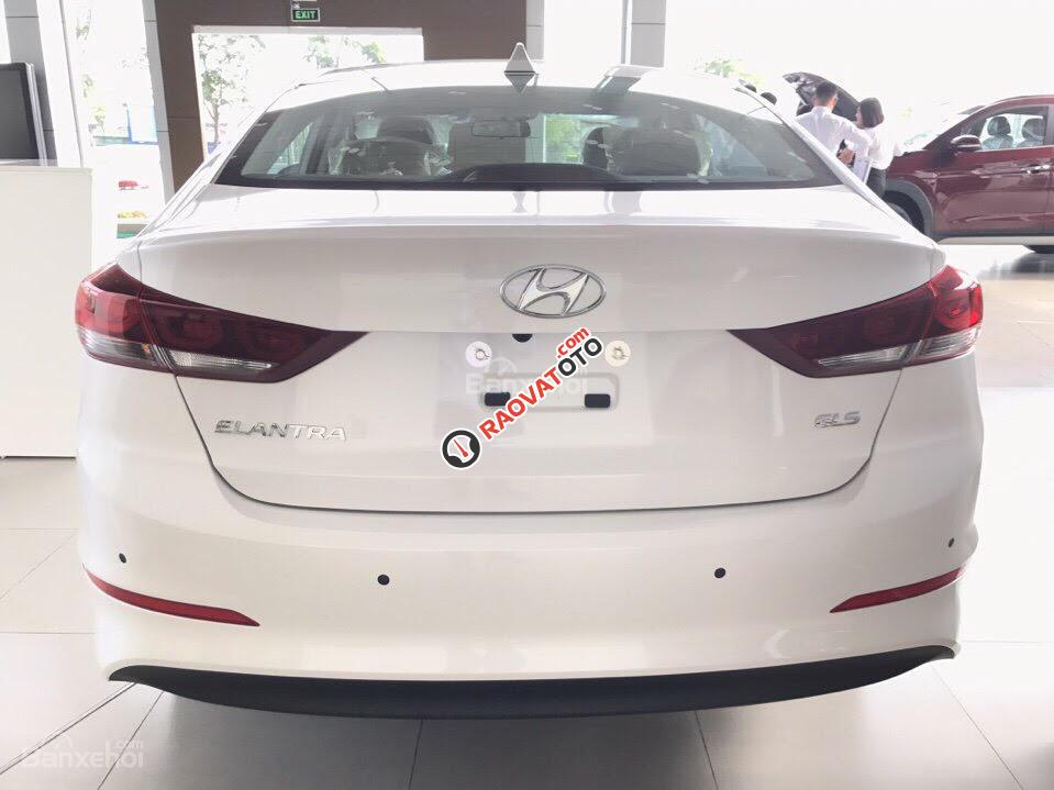 Bán Hyundai Elantra 2.0 AT đời 2017, màu trắng, giá tốt-2