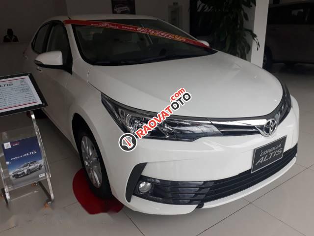 Bán Toyota Corolla altis 1.8E đời 2017, màu trắng -1