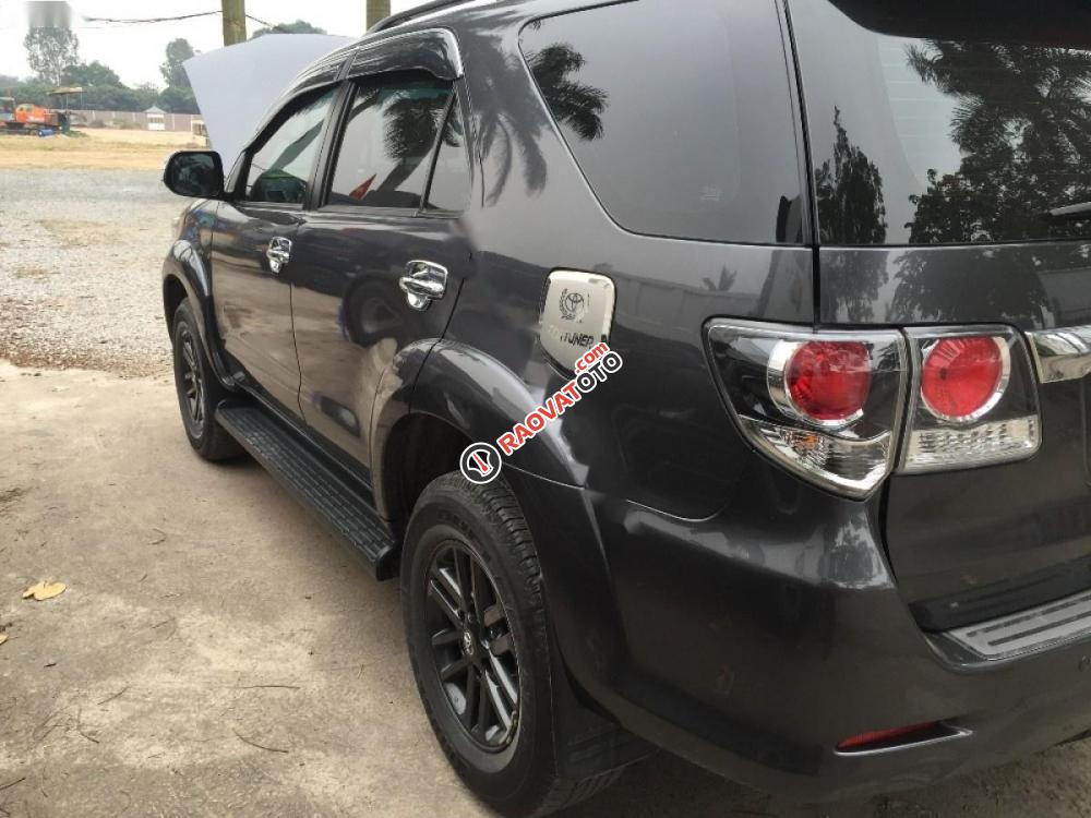 Cần bán Toyota Fortuner 2015, màu xám chính chủ-3