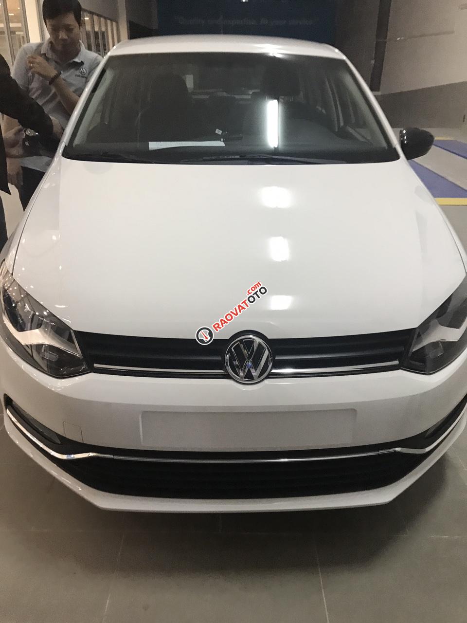 Bán xe Volkswagen Polo Hatchback 2017, màu trắng, nhập khẩu, quà tặng hấp dẫn. Lh: 097.8877.754-2