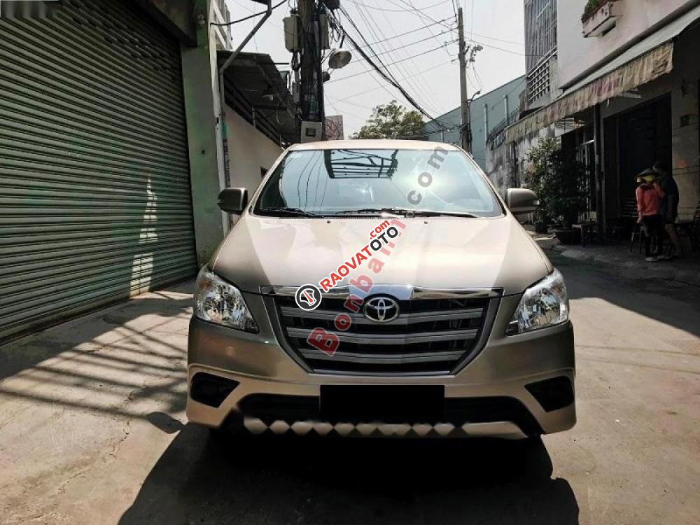 Cần bán Toyota Innova sản xuất 2015, màu vàng-9