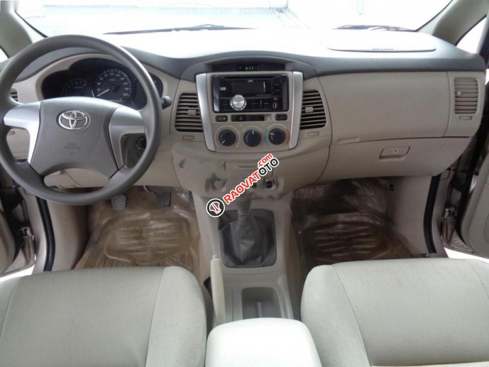 Bán ô tô Toyota Innova 2.0E đời 2014, màu nâu số sàn-3