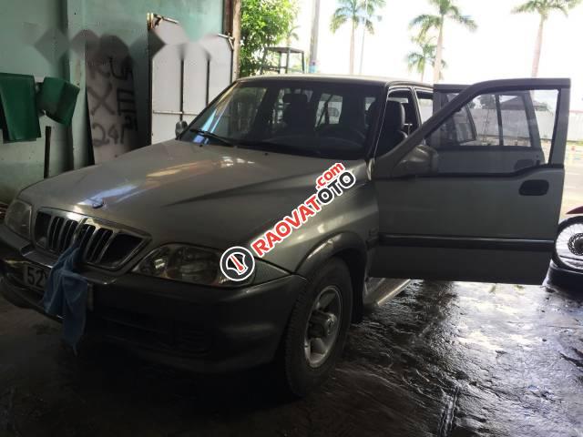 Cần bán Ssangyong Musso năm 2004, màu bạc-0
