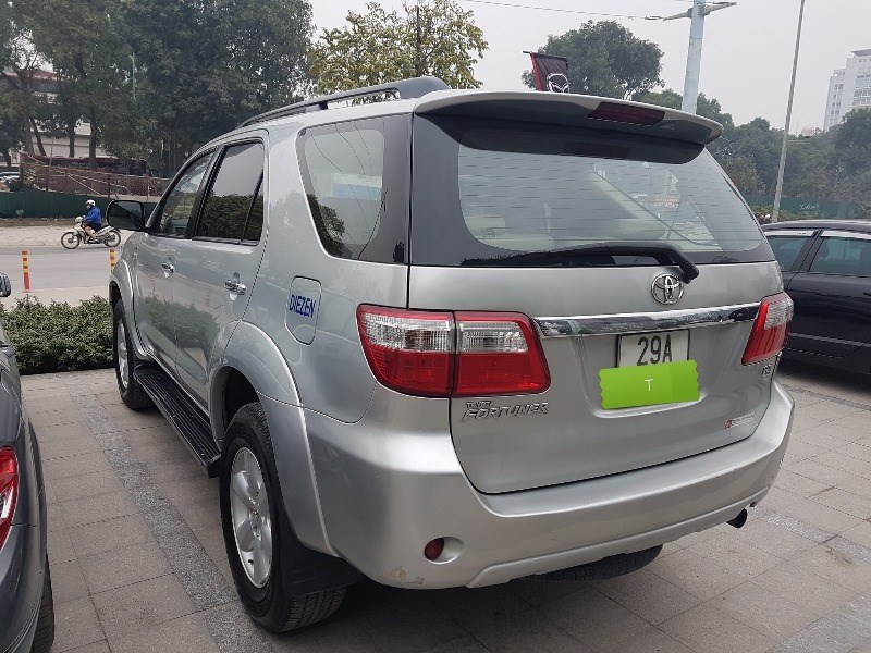 Xe Toyota Fortuner đời 2011, nhập khẩu nguyên chiếc, số sàn, giá chỉ 655 triệu-5