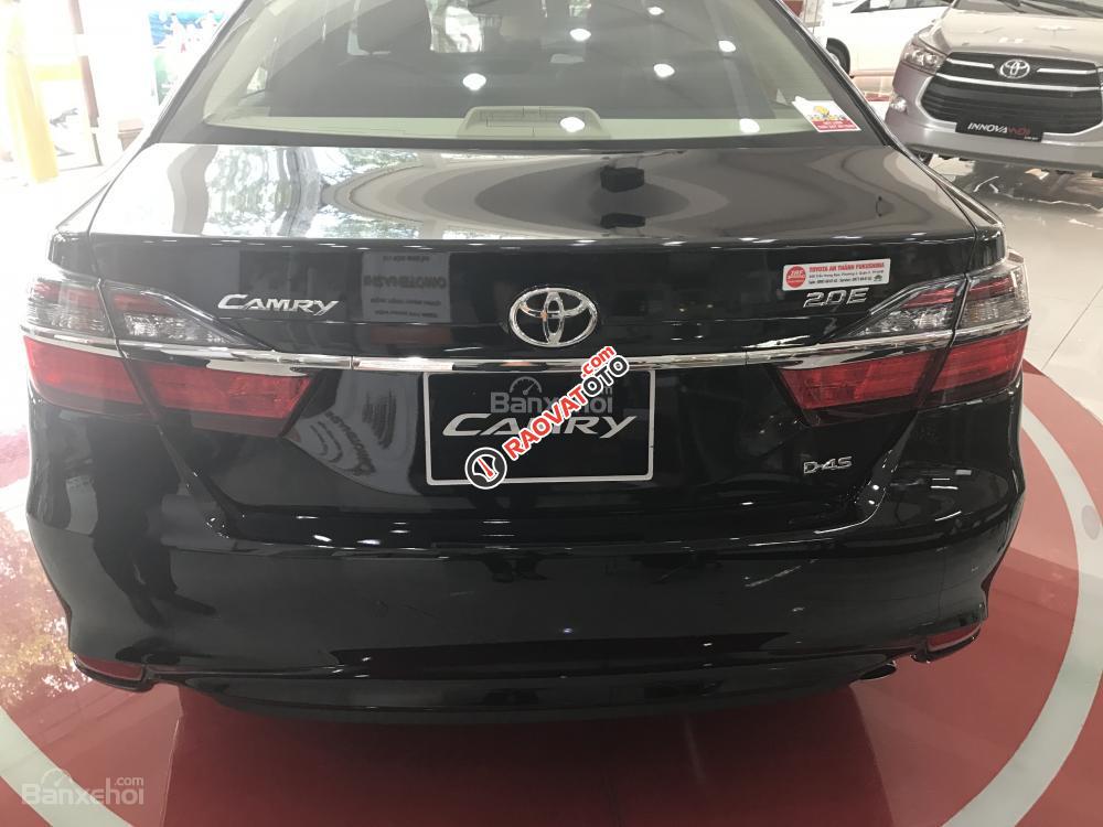 Bán ô tô Toyota Camry E đời 2018, màu đen, tặng 03 năm bảo hiểm thân xe-2