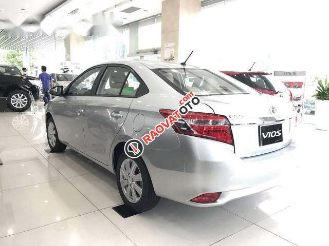 Bán xe Toyota Vios 1.5E đời 2017, màu bạc -4