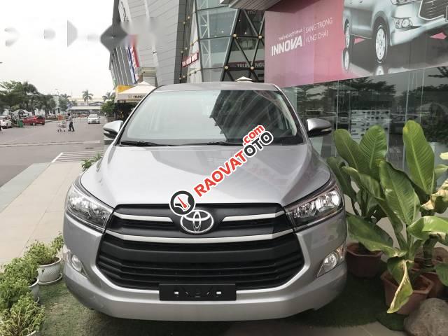 Bán Toyota Innova đời 2017, màu bạc-1