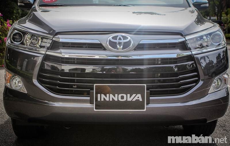 Bán ô tô Toyota Innova 2.0V đời 2017, màu xám, xe nhập-0