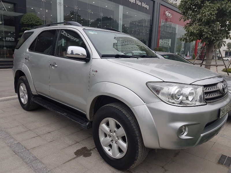 Xe Toyota Fortuner đời 2011, nhập khẩu nguyên chiếc, số sàn, giá chỉ 655 triệu-4