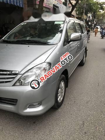 Cần bán lại xe Toyota Innova 2010, màu bạc giá cạnh tranh-1