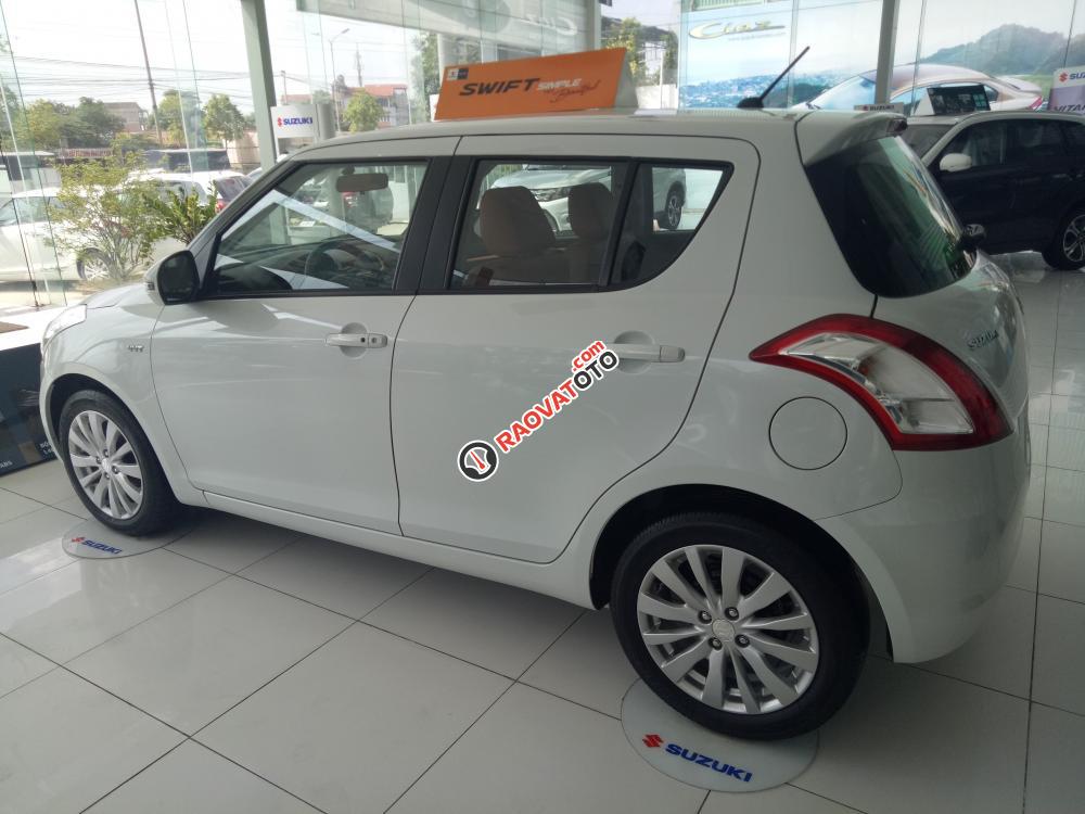 Bán Suzuki Swift 2017, màu trắng, xe giao ngay - LH 0985.547.829-0