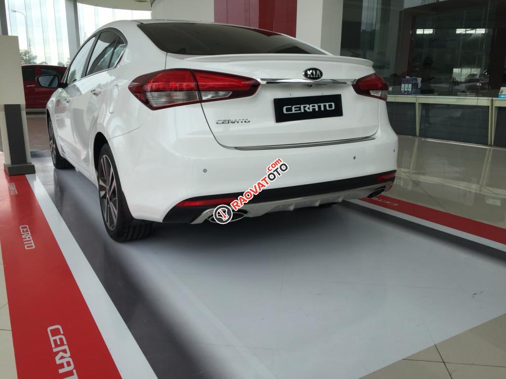 Bán Kia Cerato sản xuất 2018 màu trắng, 498 triệu, liên hệ: 0966 199 109-4