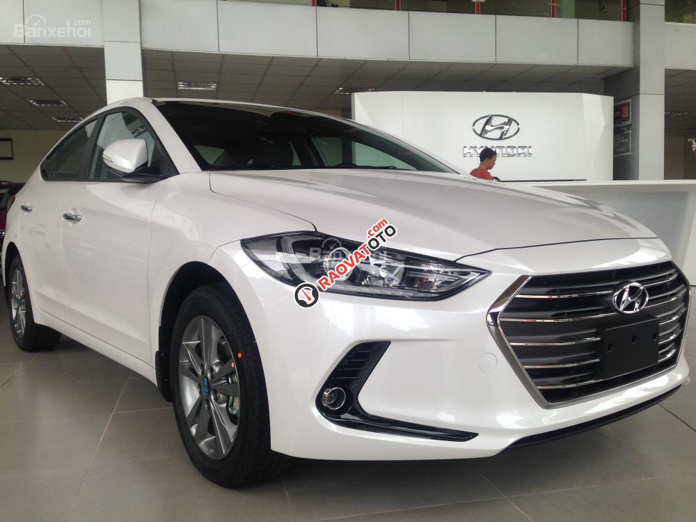 Bán Hyundai Elantra 2.0 AT đời 2017, màu trắng, giá tốt-0