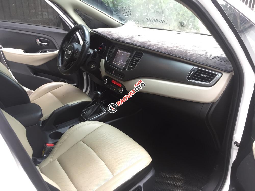 Kẹt tiền bán gấp Kia Rondo 2017, tự động, màu trắng fulloption đẹp-1