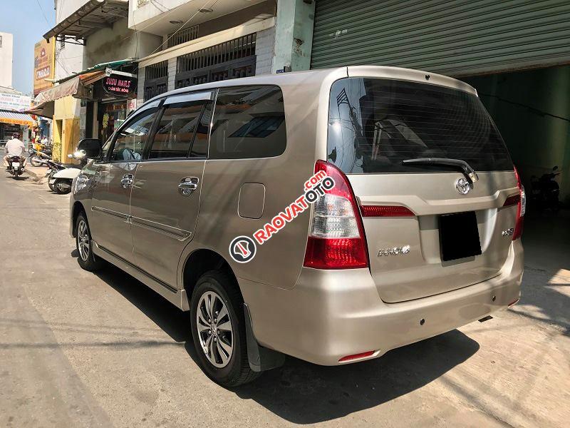 Cần bán xe Innova E 2015 màu vàng cát, số sàn, xe nhà đi-2