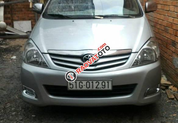 Cần bán xe Toyota Innova đời 2010, màu bạc-0